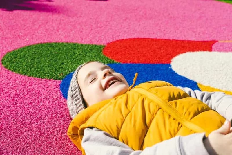 Verlegung von stoßdämpfenden Böden für Kinderspielplätze